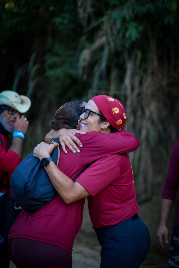 Abraço emocionado entre peregrinas da Vamuandá durante a caminhada