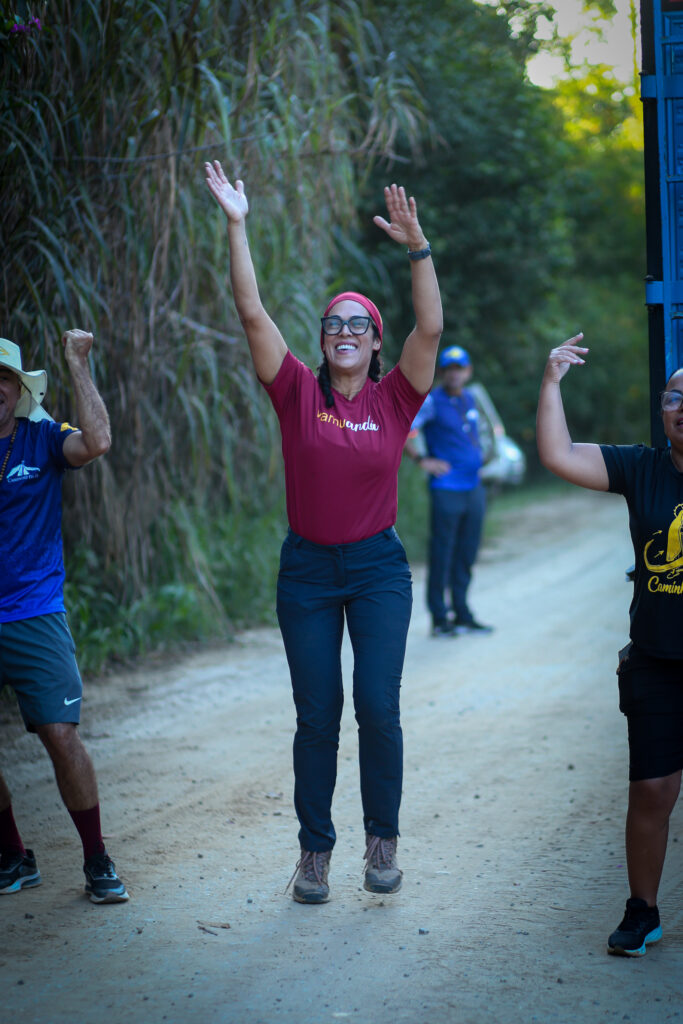 Elaine Santana comemorando no Caminho da Fé com a camiseta da Vamuandá