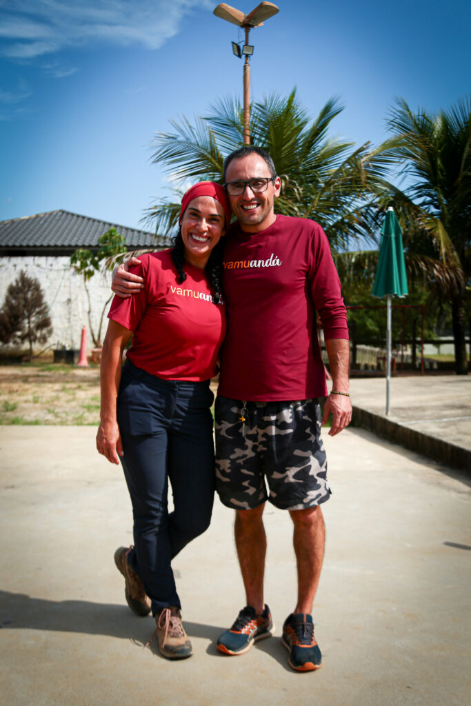 Elaine e Juarez abraçados com a camiseta da Vamuandá