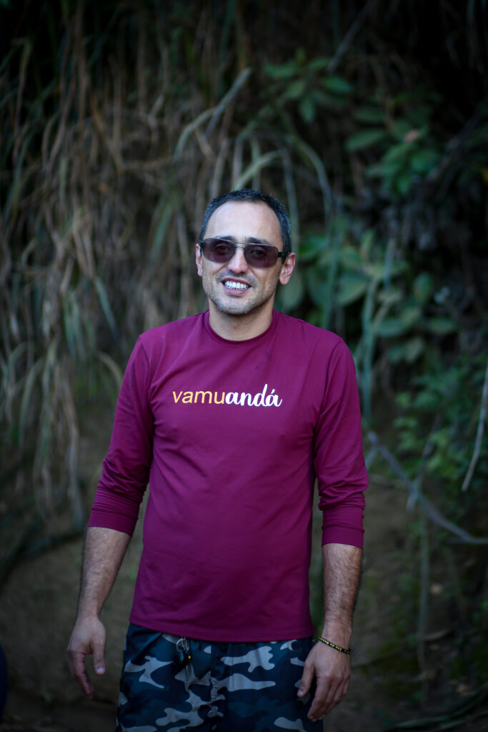 Juarez, da operação da Vamuandá, sorrindo na trilha