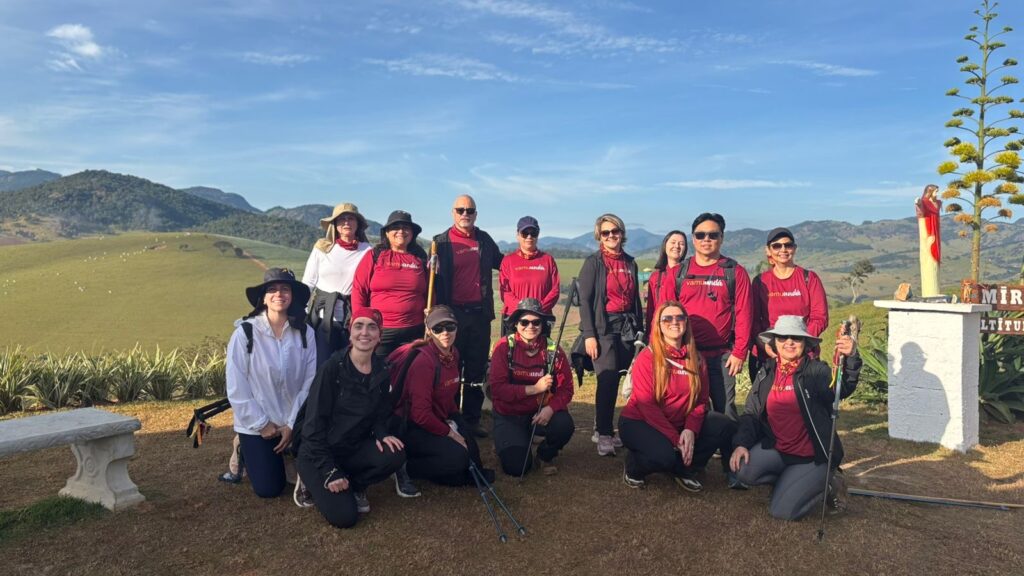 Grupo Vamuandá no mirante com as montanhas ao fundo
