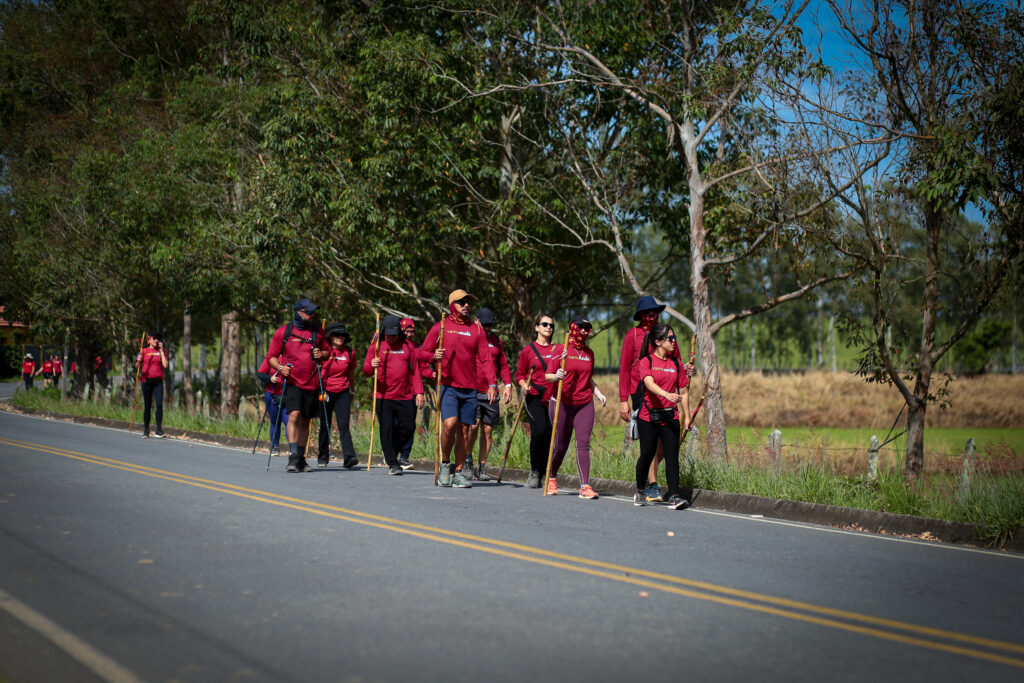 Peregrinos da Vamuandá caminhando no Caminho da Fé